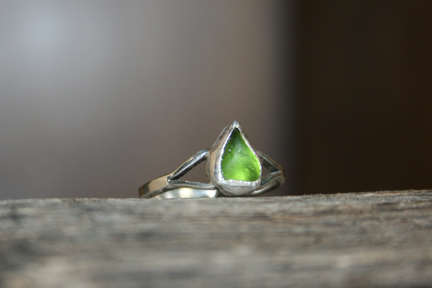 Green Sea Glass Split Shank Ring  –  UK L